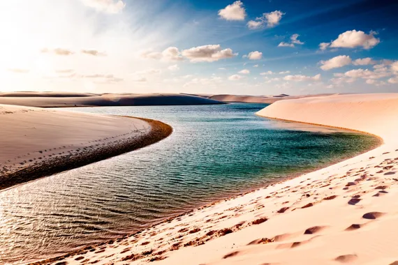 Lagoa com água cristalina nos Lençóis Maranhenses