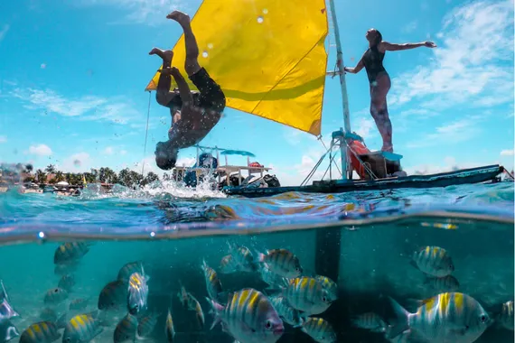 Casal se diverte em passeio de jangada nas piscinas naturais de Porto de Galinhas