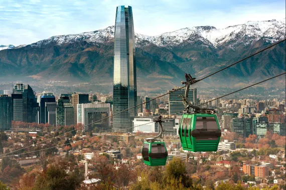 Satiago com vista para os Andes e o Sky Costanera (prédio mais alto da América Latina)