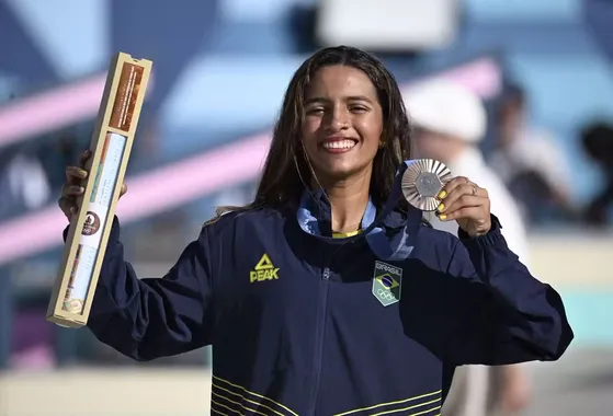 Rayssa Leal recebendo a sua medalha de bronze nas olimpíadas de 2024